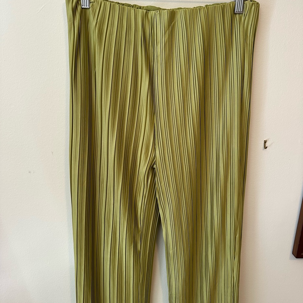Lulu’s matching green set - Picture 4 of 4